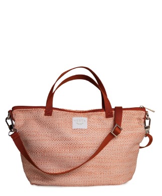 Bolso de mano y bandolera tamaño medio en color teja, rojo. Diseño innovador