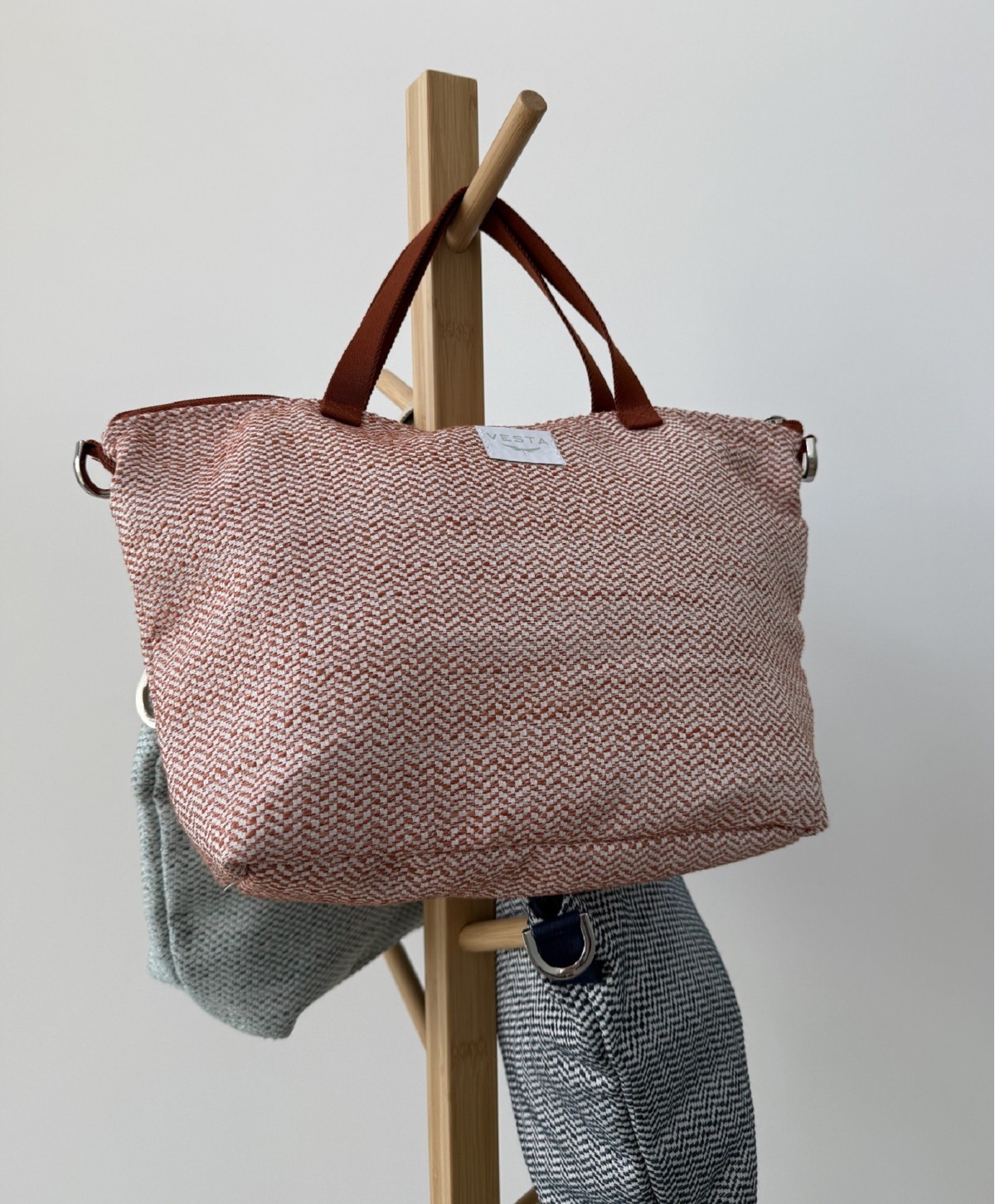 Bolso de mano y bandolera tamaño medio en color teja, rojo. Diseño innovador Bolso de mano y bandolera tamaño medio en color teja, rojo. Diseño innovador