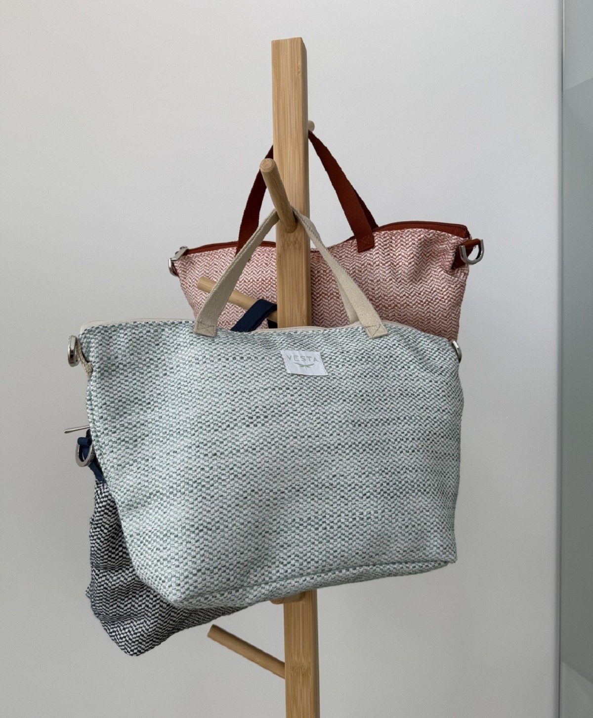 Bolso de mano y bandolera tamaño medio en color turquesa, claro. Diseño innovador Bolso de mano y bandolera tamaño medio en color turquesa, claro. Diseño innovador
