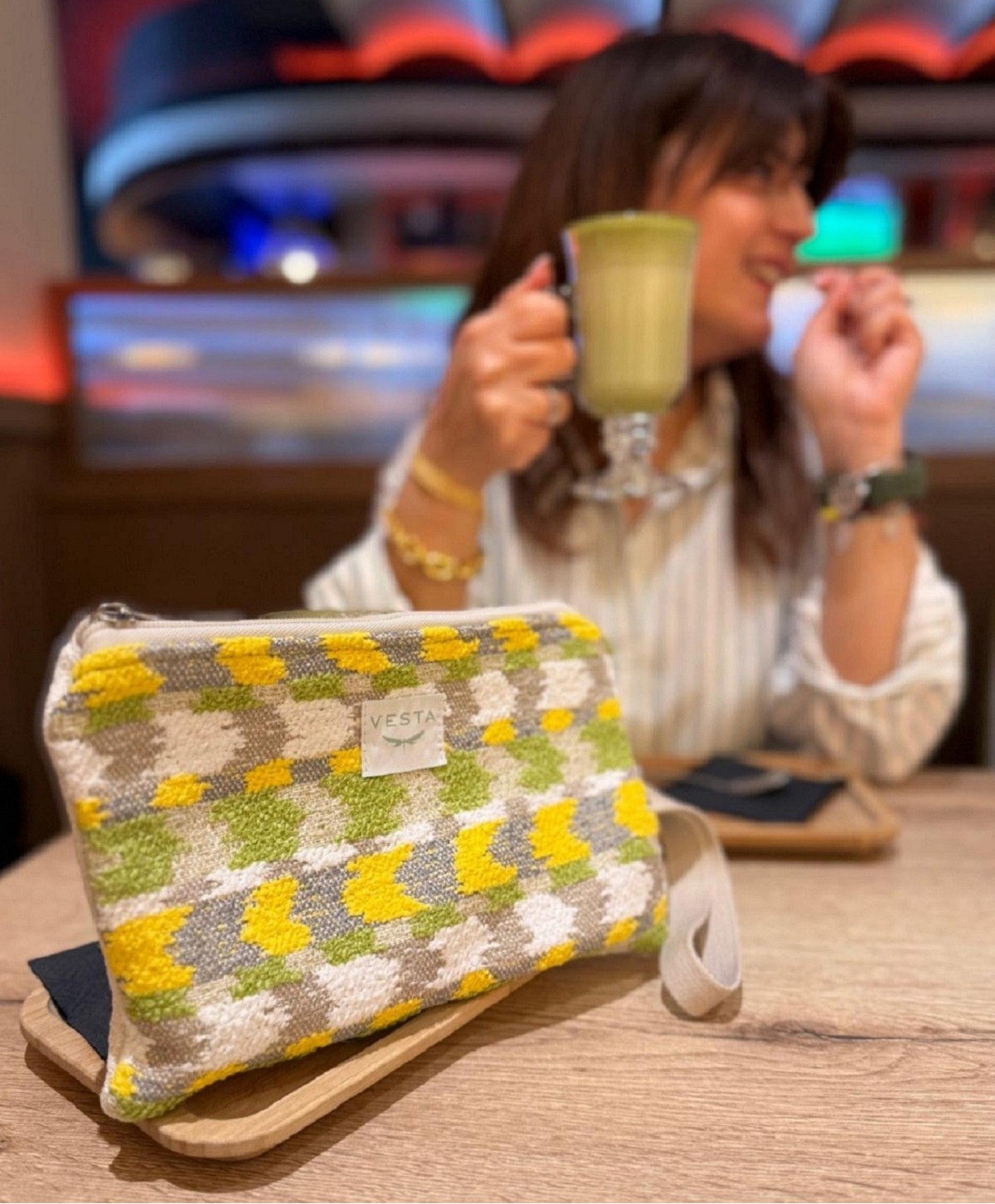 Cartera de mano elegante en tejido exclusivo. Color amarillo. Cremallera fluor. Calidad premium. Estilo y toque único Cartera de mano elegante en tejido exclusivo. Color amarillo. Cremallera fluor. Calidad premium. Estilo y toque único