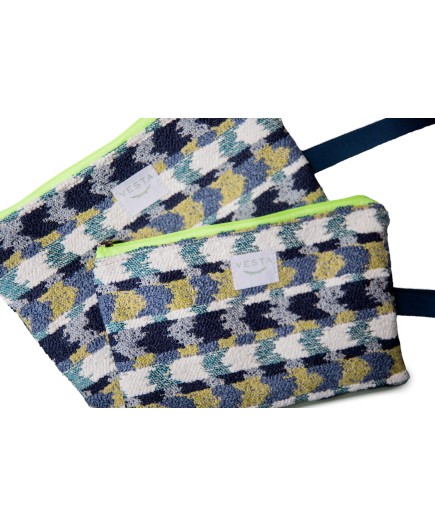 Cartera de mano elegante en tejido exclusivo. Color azul. Cremallera fluor. Calidad premium. Estilo y toque único