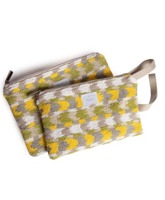Cartera de mano elegante en tejido exclusivo. Color amarillo. Cremallera fluor. Calidad premium. Estilo y toque único