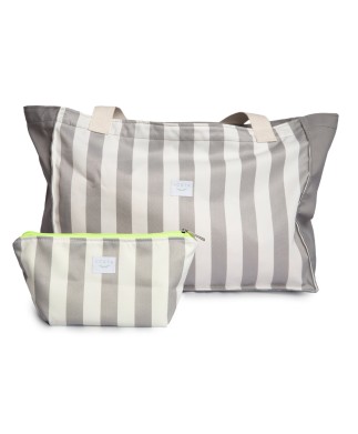 Bolso o Maxi bolsa de tela repelente al agua y gran capacidad. Neceser impermeable a juego. Color gris a rayas. Cremallera fluor