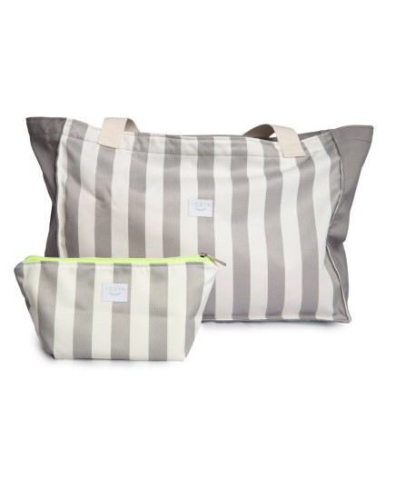 Bolso o Maxi bolsa de tela repelente al agua y gran capacidad. Neceser impermeable a juego. Color gris a rayas. Cremallera fluor