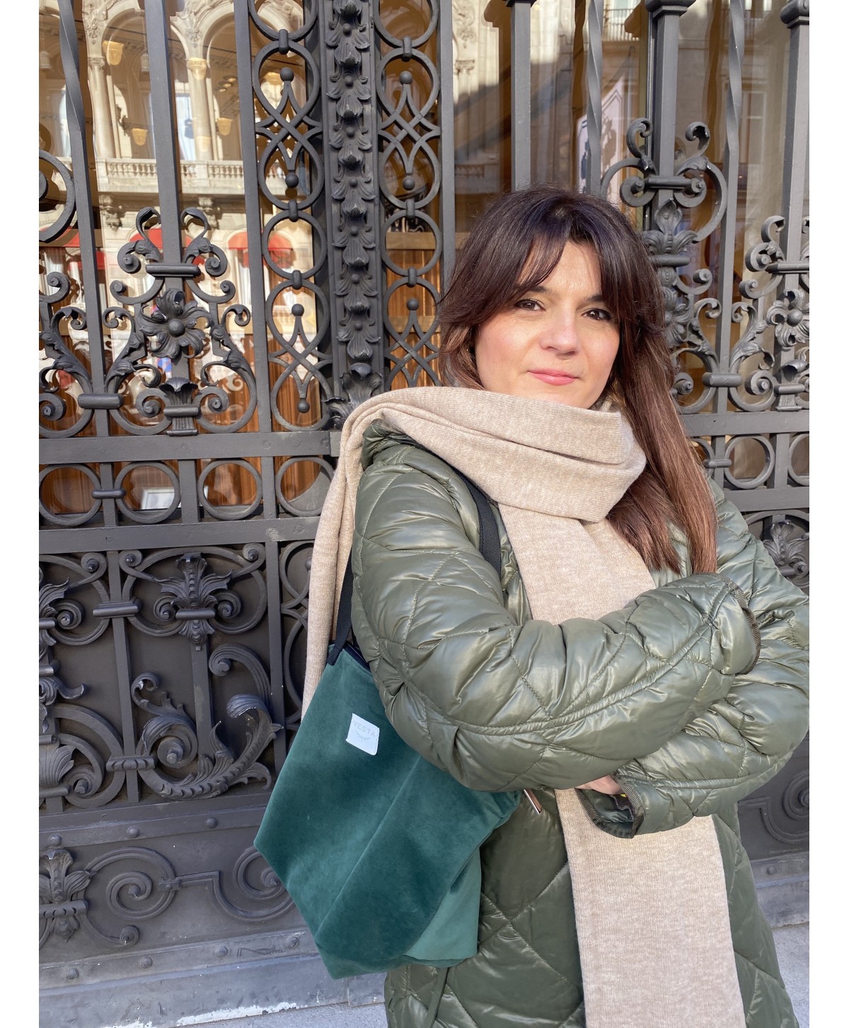 Bolso tote de tamaño mediano en tejido de terciopelo. Tacto muy suave y delicado. Color verde Bolso tote de tamaño mediano en tejido de terciopelo. Tacto muy suave y delicado. Color verde