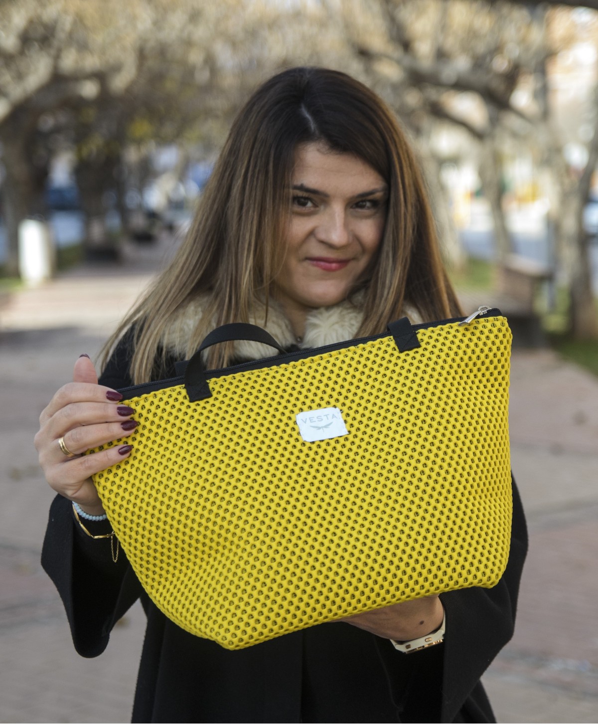 Bolso tote de tamaño mediano con textura 3D y color vibrante. Color Amarillo Bolso tote de tamaño mediano con textura 3D y color vibrante. Color Amarillo