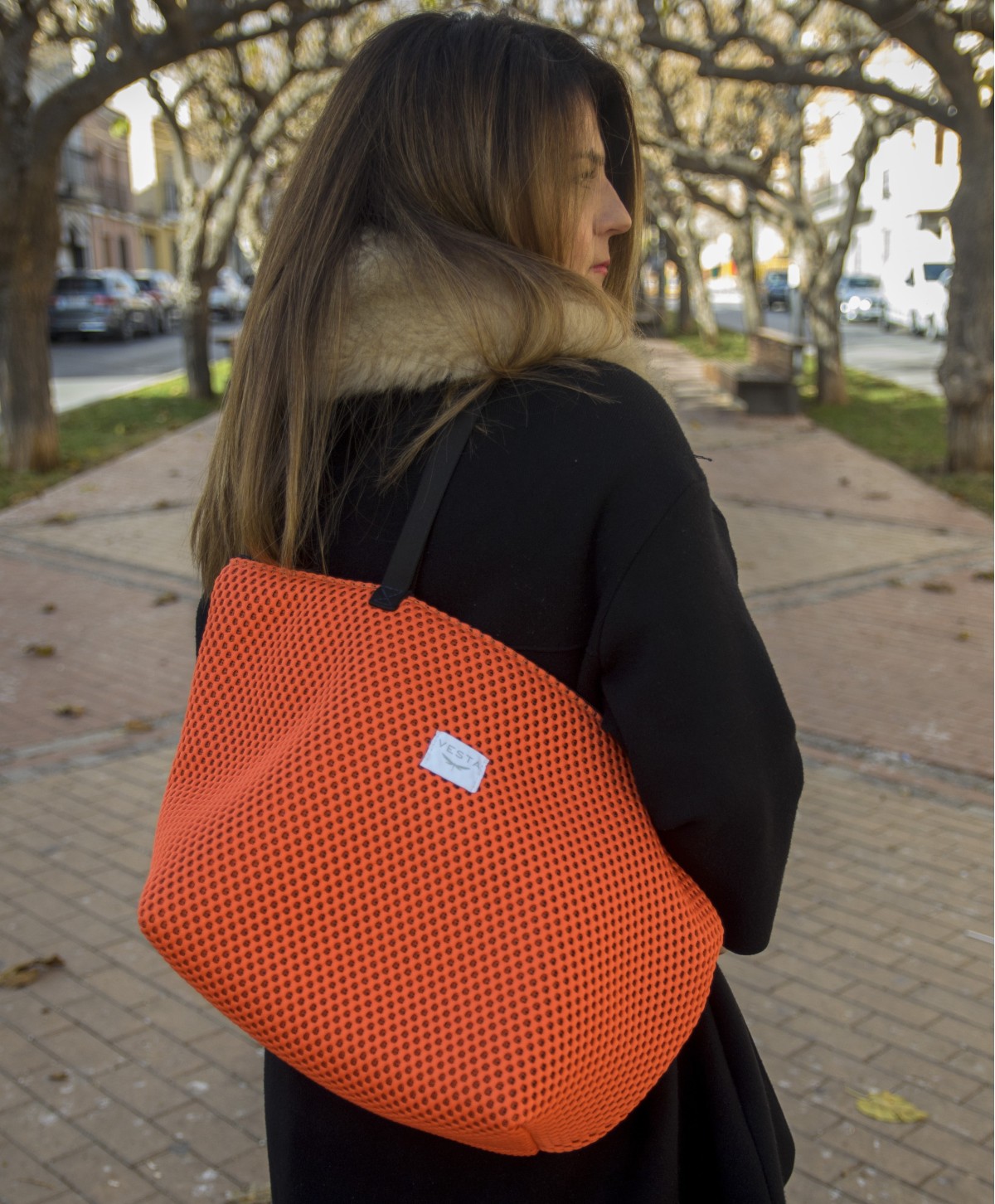 Bolso tote de tamaño grande con textura 3D y color vibrante. Color Naranja Bolso tote de tamaño grande con textura 3D y color vibrante. Color Naranja