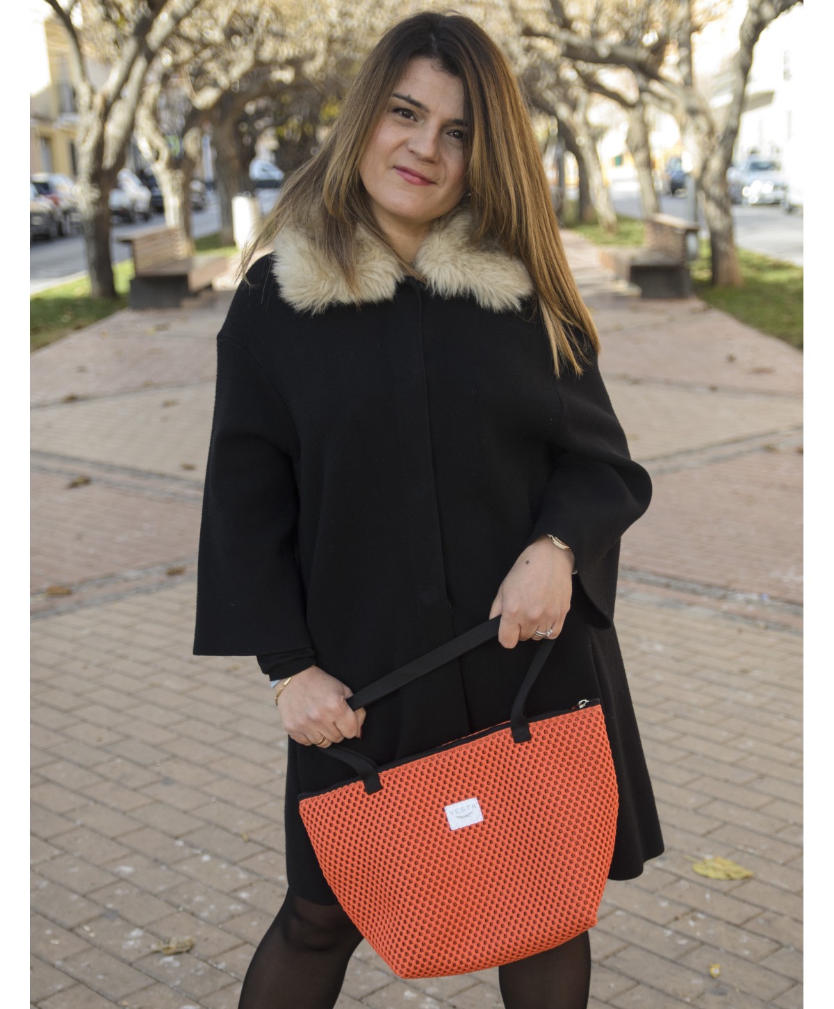 Bolso tote de tamaño mediano con textura 3D y color vibrante. Color Naranja Bolso tote de tamaño mediano con textura 3D y color vibrante. Color Naranja