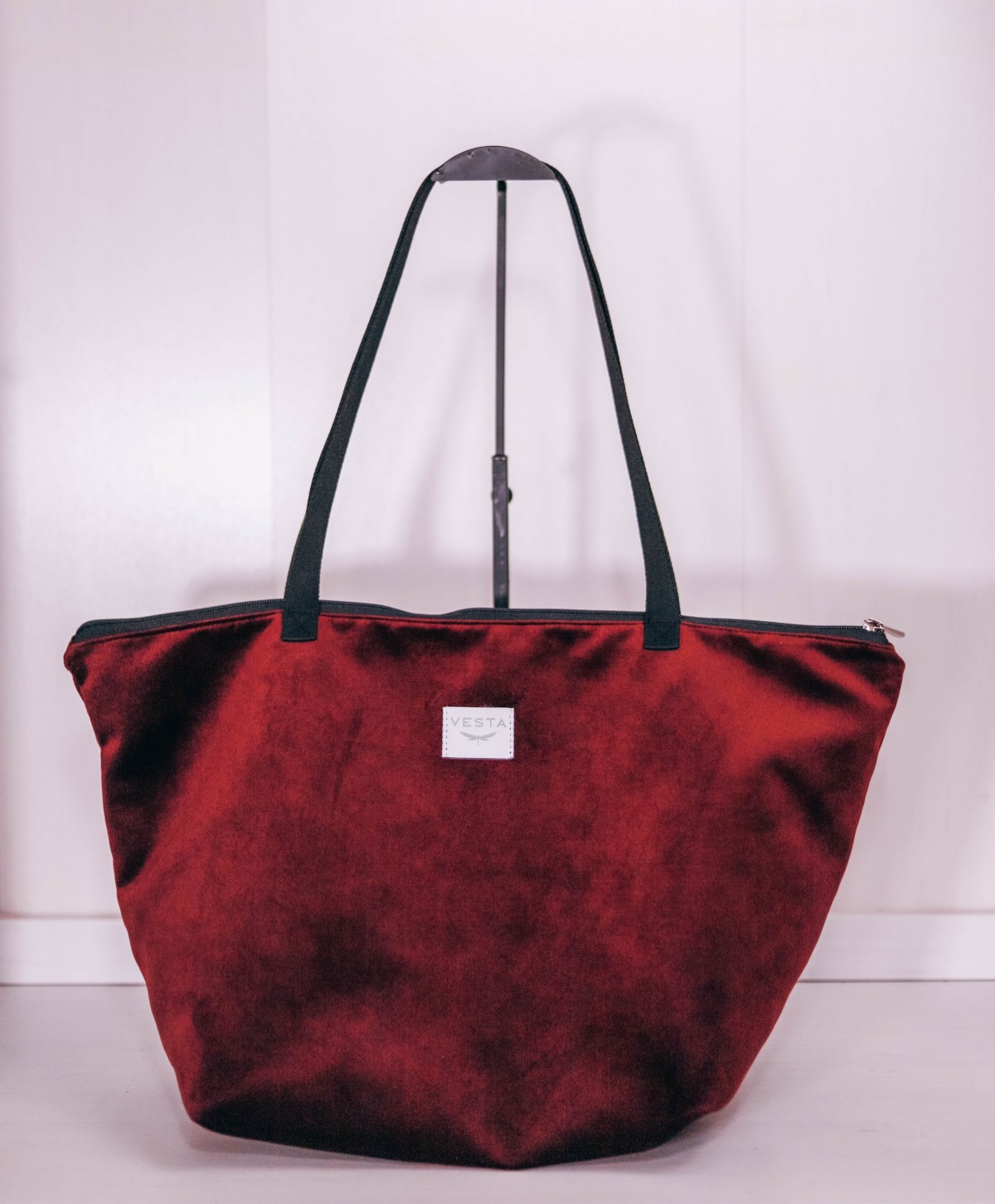 Bolso tote de tamaño grande en tejido de terciopelo. Neceser a juego. Tacto muy suave y delicado. Color burdeos, rojo Bolso tote de tamaño grande en tejido de terciopelo. Neceser a juego. Tacto muy suave y delicado. Color burdeos, rojo