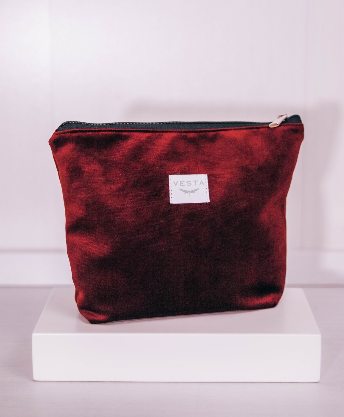 Bolso tote de tamaño grande en tejido de terciopelo. Neceser a juego. Tacto muy suave y delicado. Color burdeos, rojo Bolso tote de tamaño grande en tejido de terciopelo. Neceser a juego. Tacto muy suave y delicado. Color burdeos, rojo