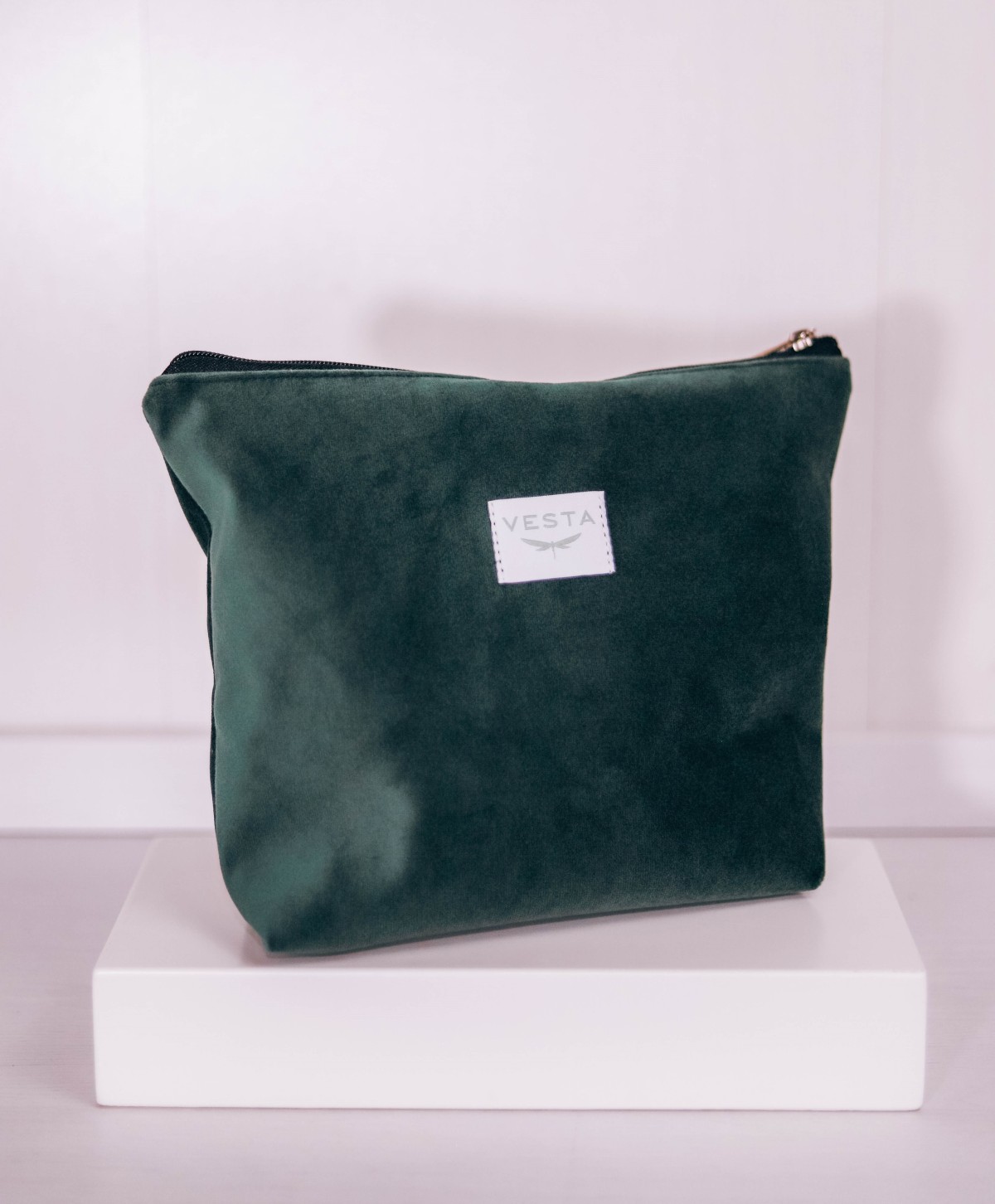 Bolso tote de tamaño mediano en tejido de terciopelo. Neceser a juego. Tacto muy suave y delicado. Color verde Bolso tote de tamaño mediano en tejido de terciopelo. Neceser a juego. Tacto muy suave y delicado. Color verde