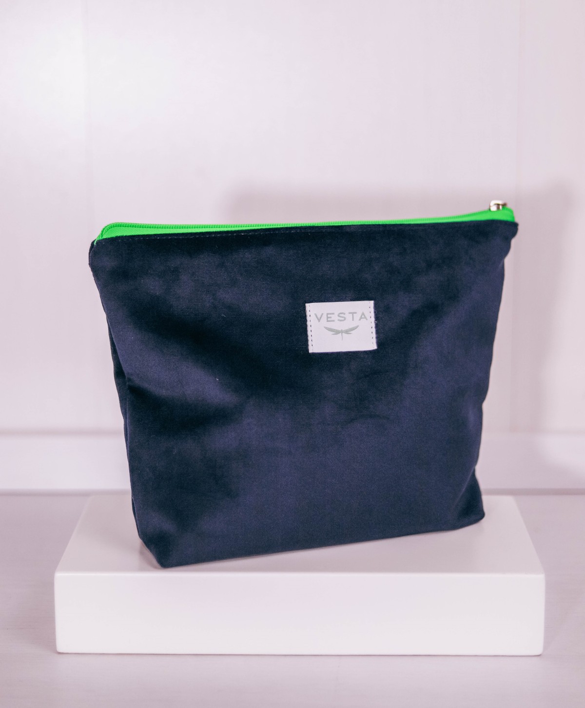 Bolso tote de tamaño grande en tejido de terciopelo. Neceser a juego. Tacto muy suave y delicado. Color azul