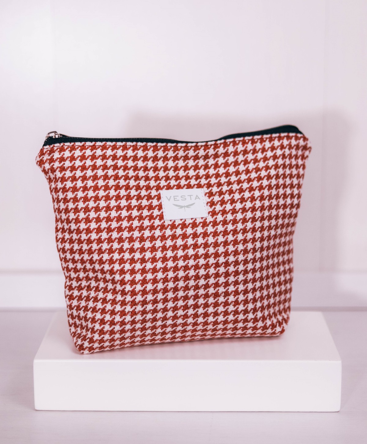 Bolso tote de tamaño grande en tejido pata de gallo con neceser a juego. Color granate, rojo. Estilo cuadro escocés. Bolso tote de tamaño grande en tejido pata de gallo con neceser a juego. Color granate, rojo. Estilo cuadro escocés.