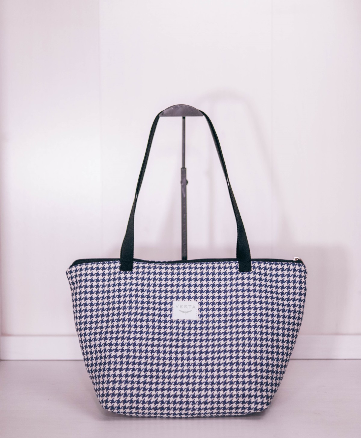 Bolso tote de tamaño mediano en tejido pata de gallo con neceser a juego. Color azul. Estilo cuadro escocés. Bolso tote de tamaño mediano en tejido pata de gallo con neceser a juego. Color azul. Estilo cuadro escocés.