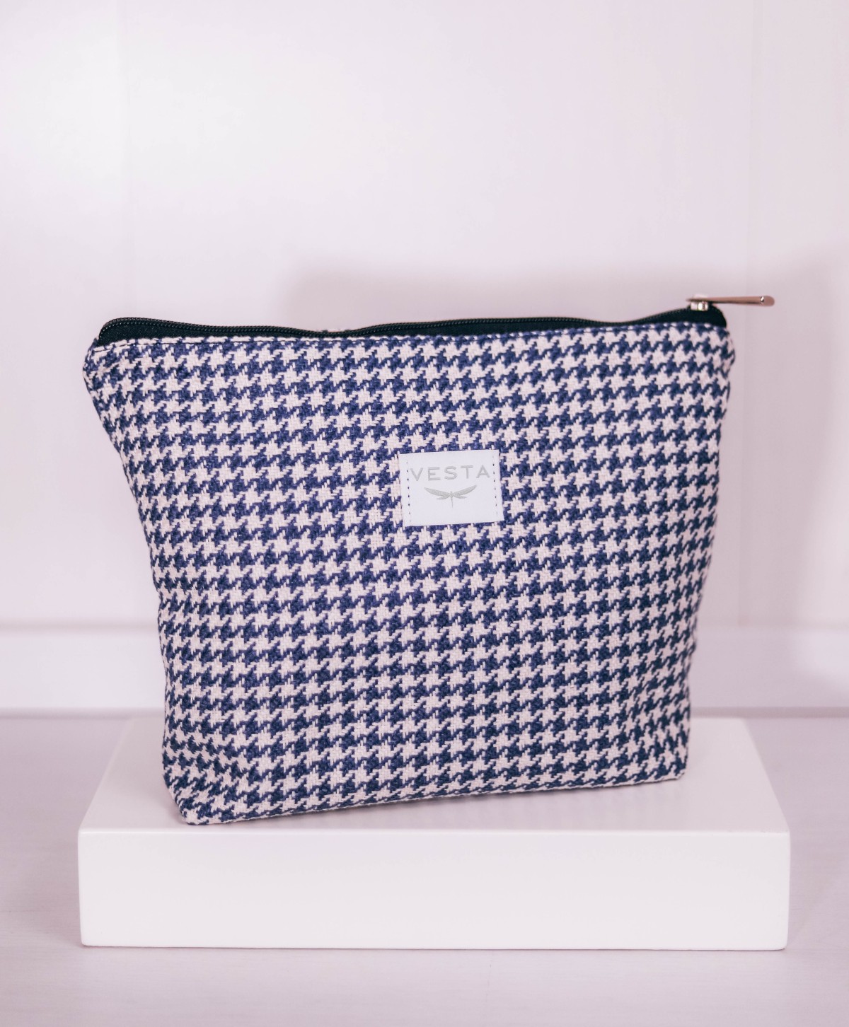 Bolso tote de tamaño mediano en tejido pata de gallo con neceser a juego. Color azul. Estilo cuadro escocés. Bolso tote de tamaño mediano en tejido pata de gallo con neceser a juego. Color azul. Estilo cuadro escocés.