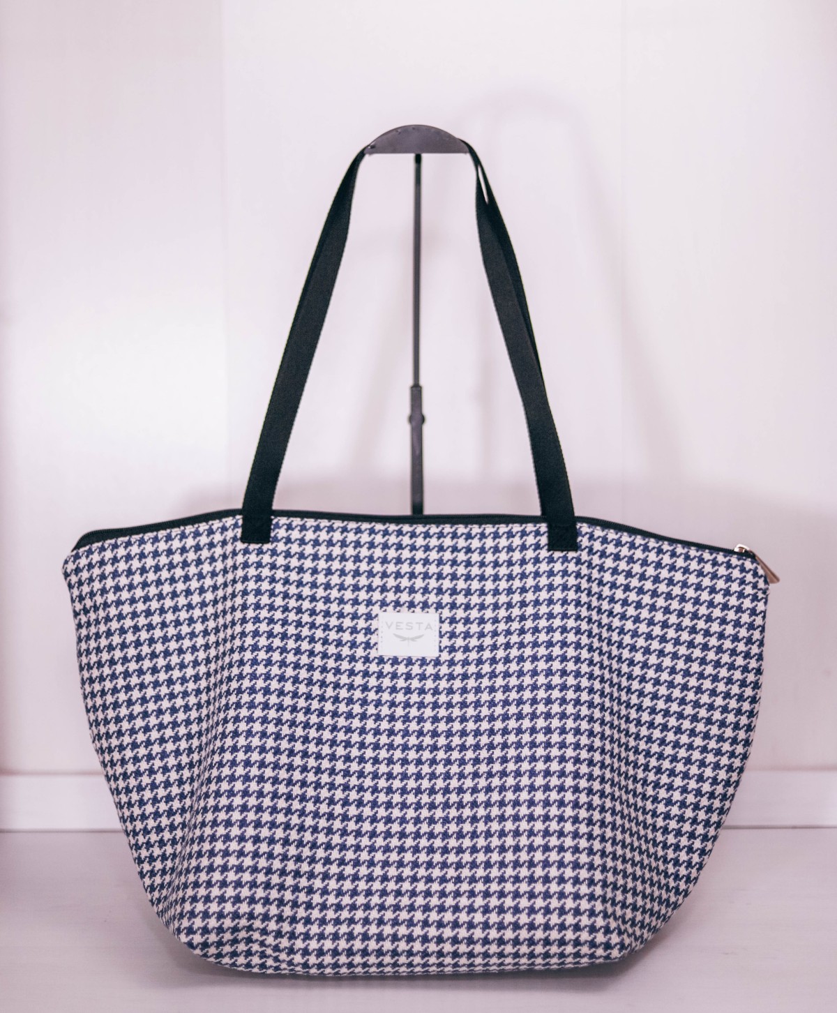 Bolso tote de tamaño grande en tejido pata de gallo con neceser a juego. Color azul. Estilo cuadro escocés. Bolso tote de tamaño grande en tejido pata de gallo con neceser a juego. Color azul. Estilo cuadro escocés.