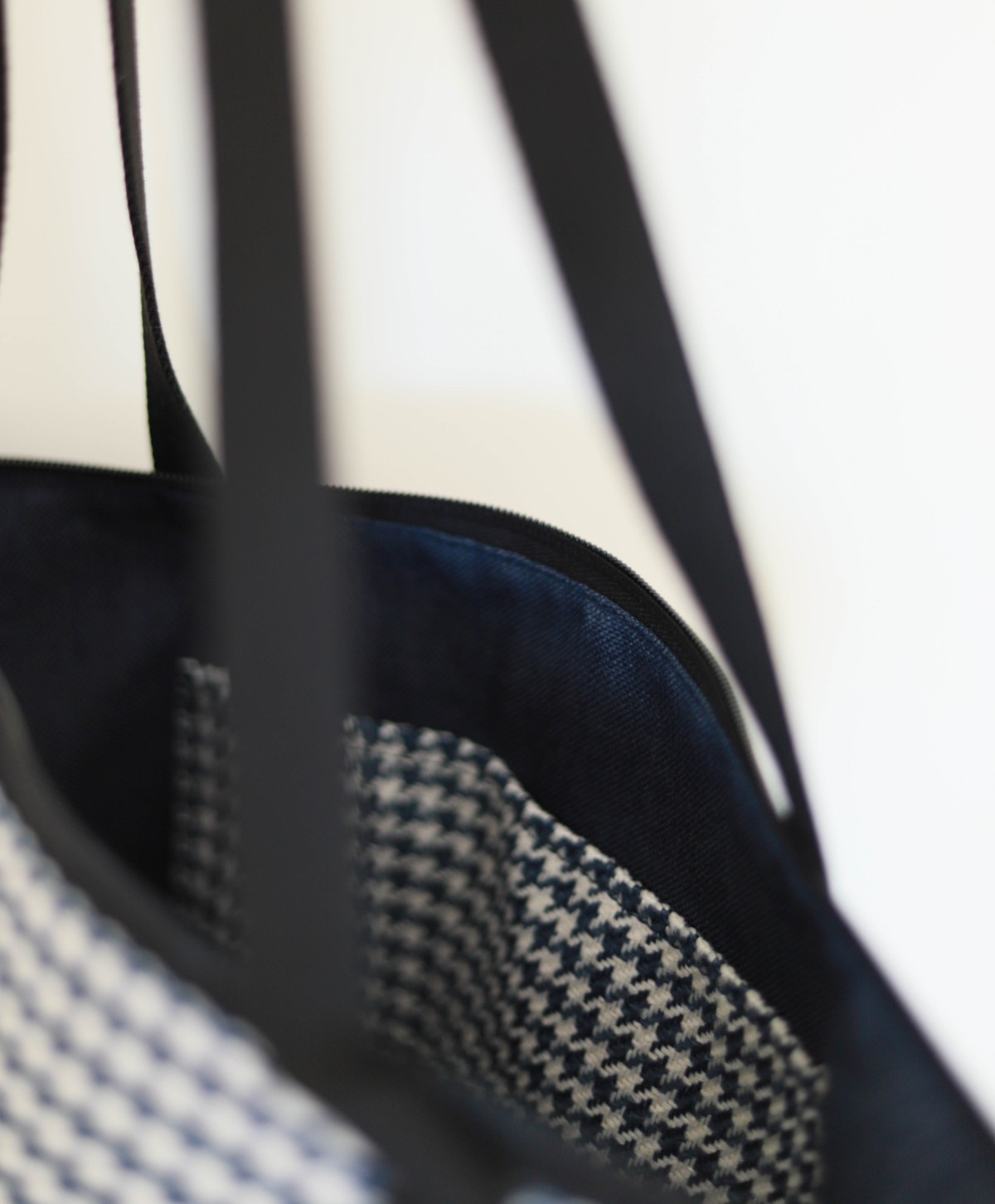 Bolso tote de tamaño grande en tejido pata de gallo con neceser a juego. Color azul. Estilo cuadro escocés. Bolso tote de tamaño grande en tejido pata de gallo con neceser a juego. Color azul. Estilo cuadro escocés.