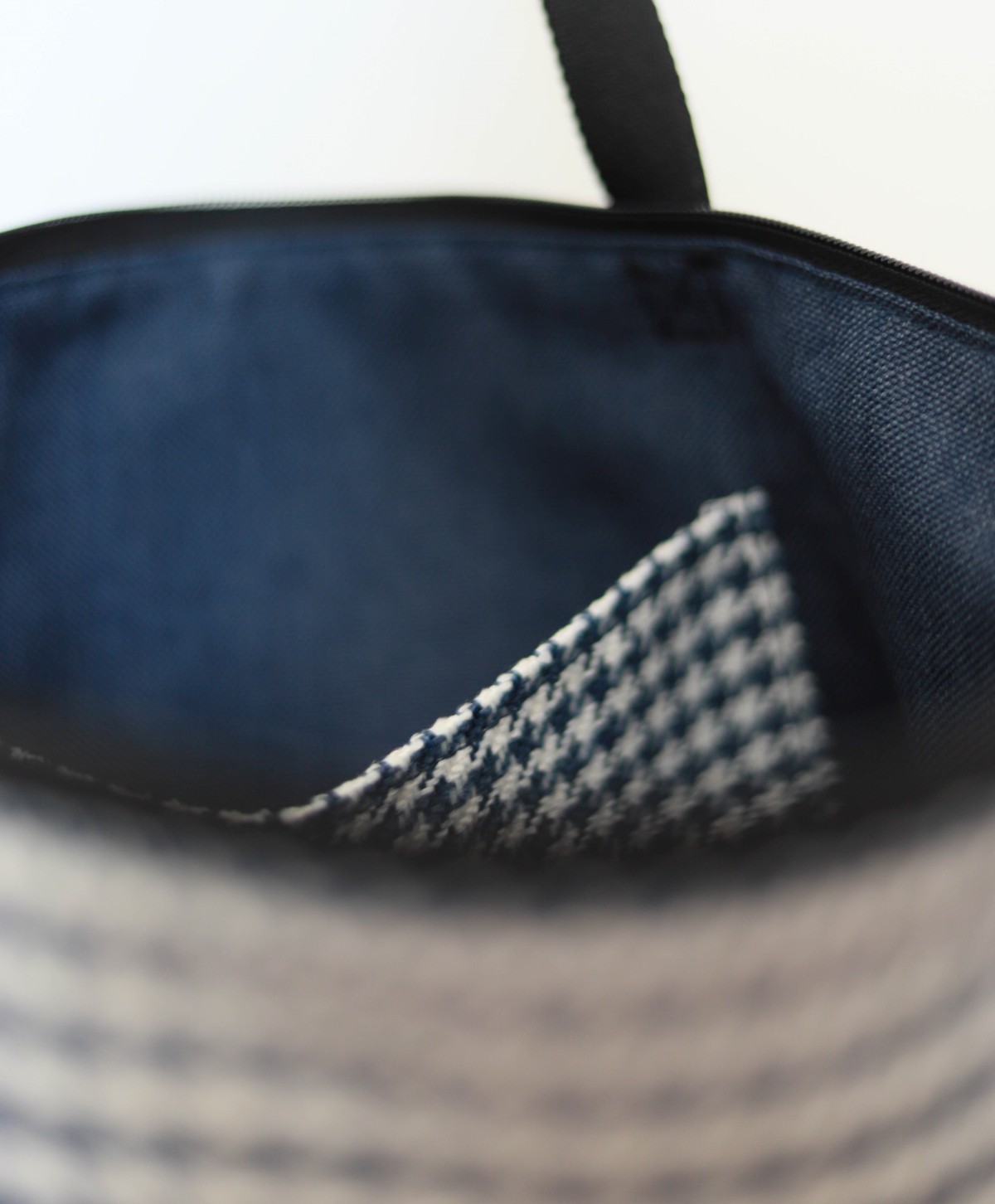 Bolso tote de tamaño grande en tejido pata de gallo con neceser a juego. Color azul. Estilo cuadro escocés. Bolso tote de tamaño grande en tejido pata de gallo con neceser a juego. Color azul. Estilo cuadro escocés.