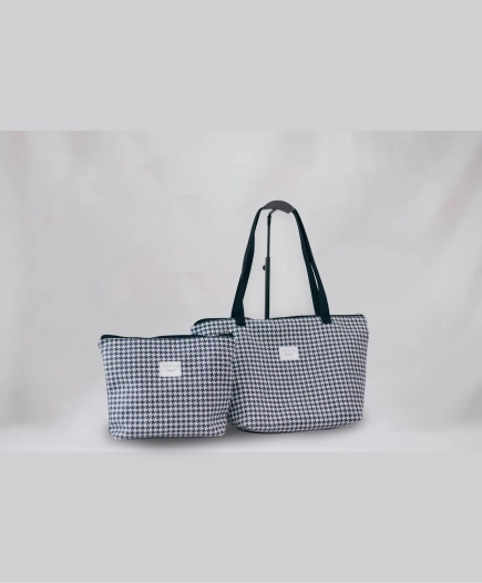 Bolso tote de tamaño grande en tejido pata de gallo con neceser a juego. Color azul. Estilo cuadro escocés.
