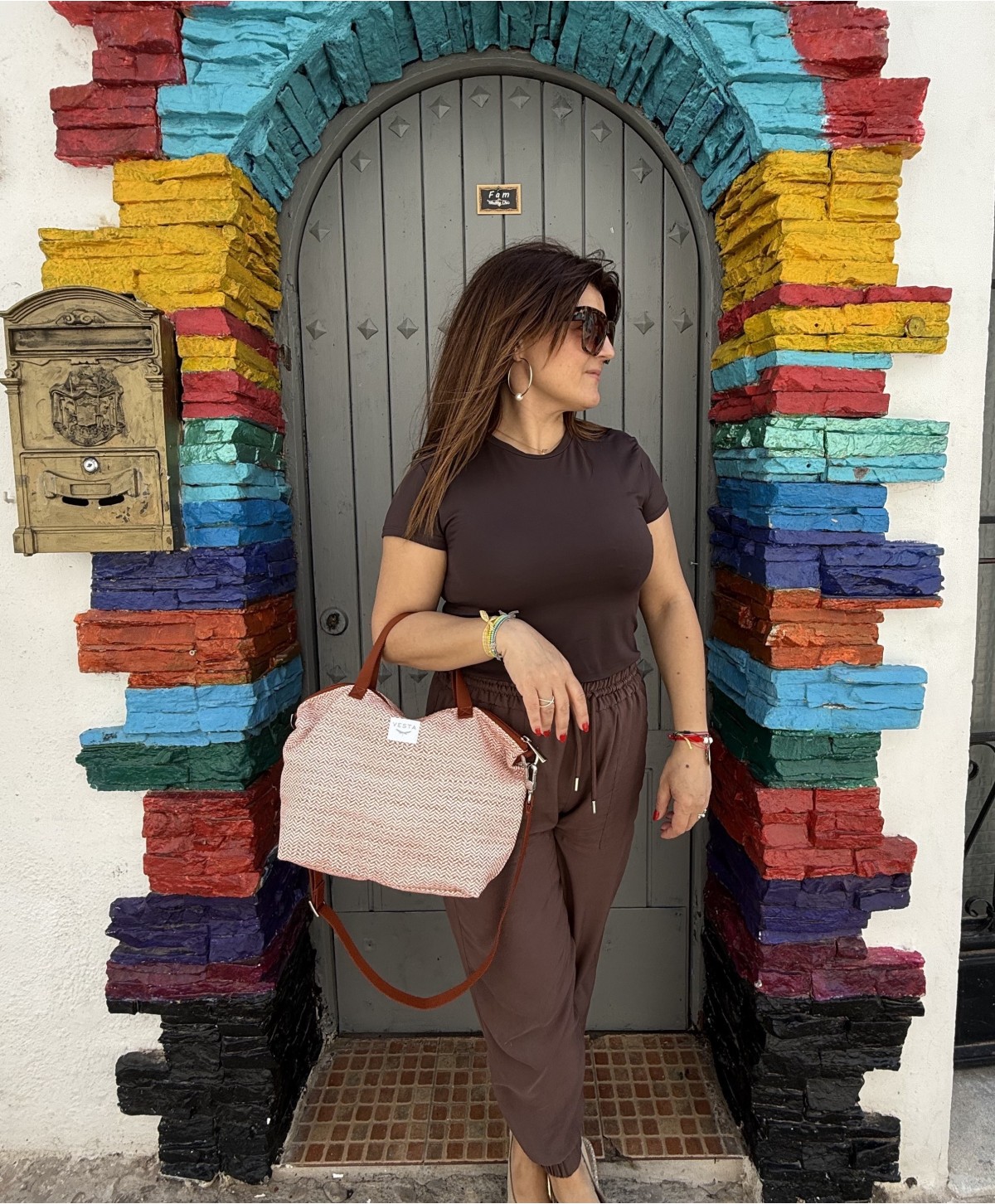 Bolso de mano y bandolera tamaño medio en color teja, rojo. Diseño innovador Bolso de mano y bandolera tamaño medio en color teja, rojo. Diseño innovador