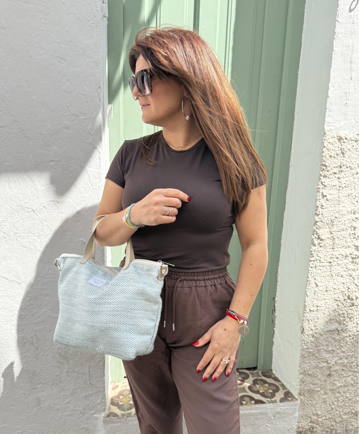 Bolso de mano y bandolera tamaño medio en color turquesa, claro. Diseño innovador Bolso de mano y bandolera tamaño medio en color turquesa, claro. Diseño innovador