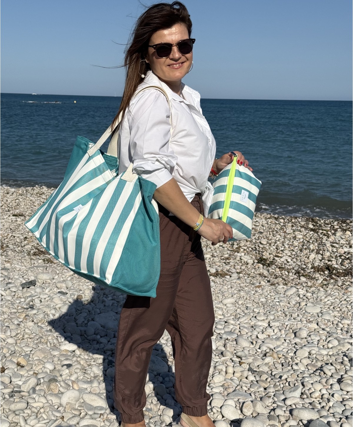 Bolso o Maxi bolsa de tela repelente al agua y gran capacidad. Neceser impermeable a juego. Color aguamarina a rayas. Fluor Bolso o Maxi bolsa de tela repelente al agua y gran capacidad. Neceser impermeable a juego. Color aguamarina a rayas. Fluor
