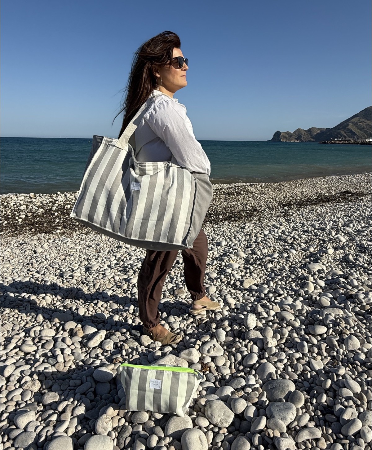 Bolso o Maxi bolsa de tela repelente al agua y gran capacidad. Neceser impermeable a juego. Color gris a rayas. Cremallera fluor Bolso o Maxi bolsa de tela repelente al agua y gran capacidad. Neceser impermeable a juego. Color gris a rayas. Cremallera fluor