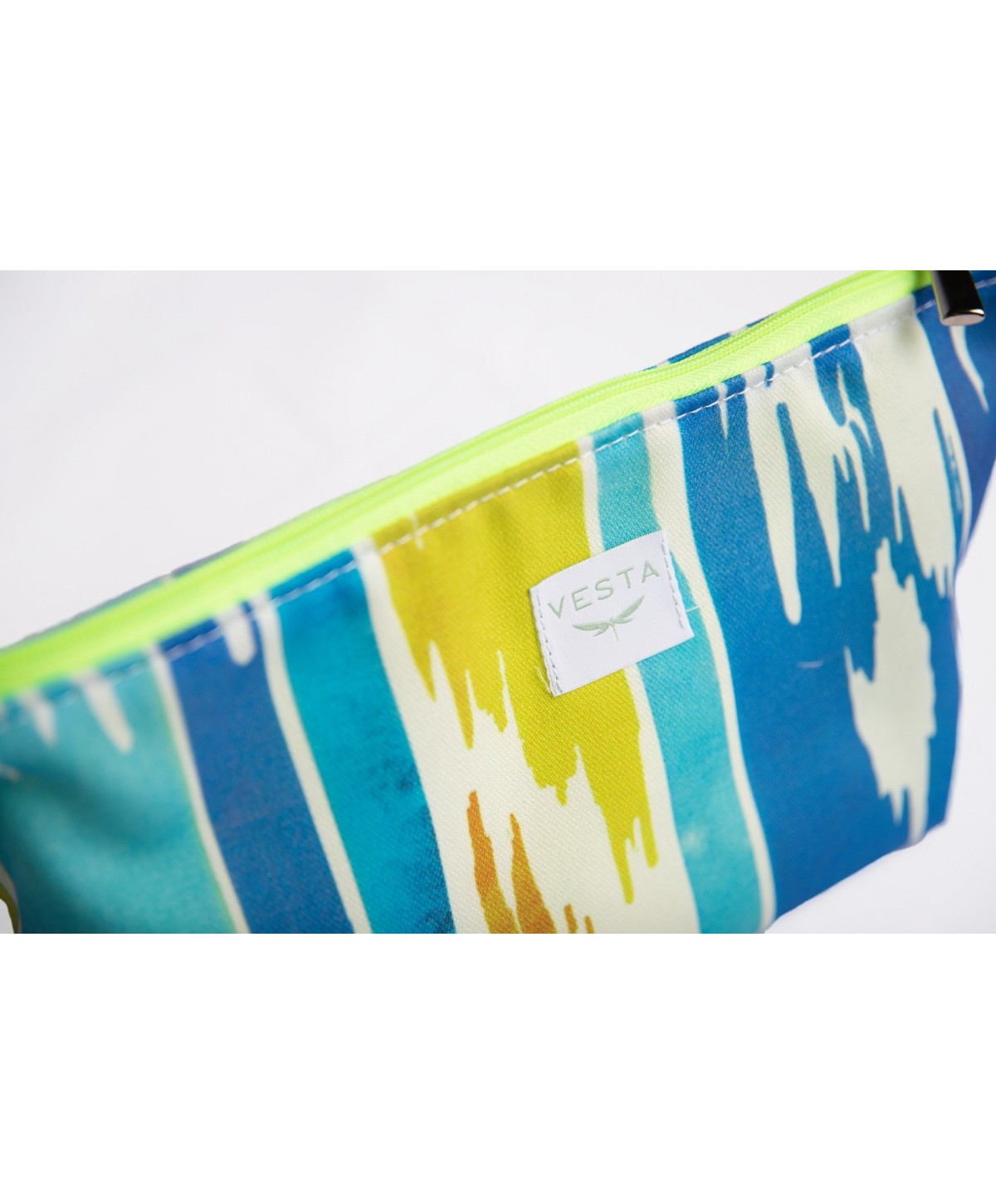 Neceser repelente al agua con forro impermeable de tela resistente para tus productos . Estampado. Cremallera fluor Neceser repelente al agua con forro impermeable de tela resistente para tus productos . Estampado. Cremallera fluor