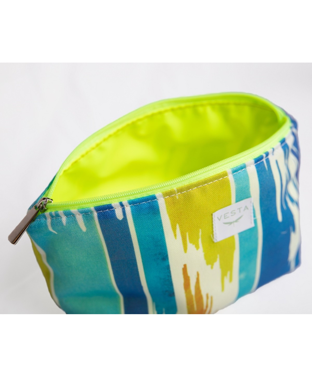 Neceser repelente al agua con forro impermeable de tela resistente para tus productos . Estampado. Cremallera fluor Neceser repelente al agua con forro impermeable de tela resistente para tus productos . Estampado. Cremallera fluor