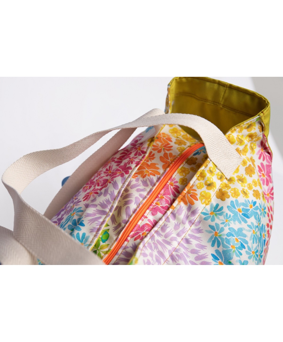 Bolso o Maxi bolsa de tela repelente al agua y gran capacidad. Color estampado de flores. Cremallera fluor Bolso o Maxi bolsa de tela repelente al agua y gran capacidad. Color estampado de flores. Cremallera fluor