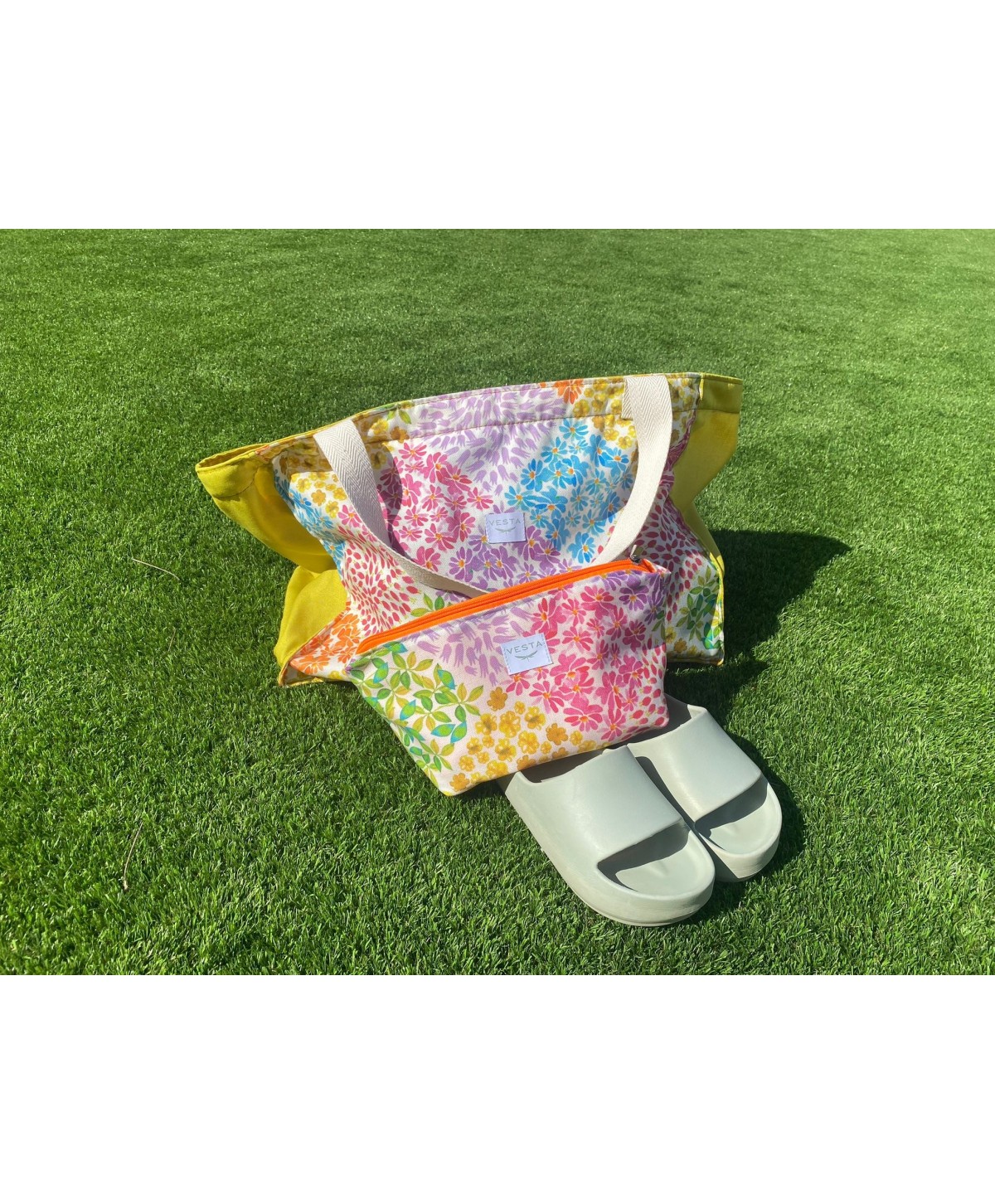 Bolso o Maxi bolsa de tela repelente al agua y gran capacidad. Neceser impermeable a juego. Color estampado de flores. Fluor Bolso o Maxi bolsa de tela repelente al agua y gran capacidad. Neceser impermeable a juego. Color estampado de flores. Fluor
