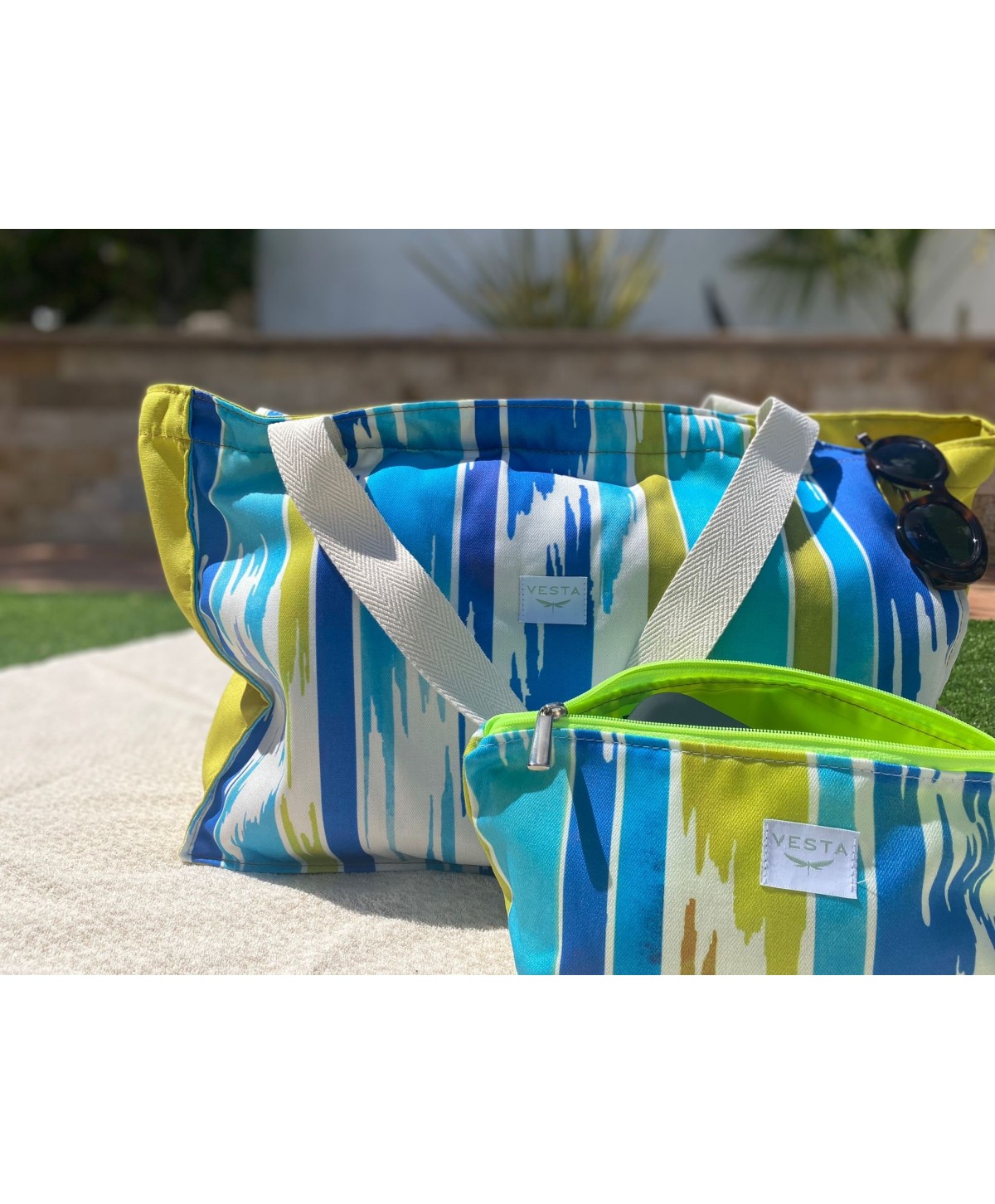 Bolso o Maxi bolsa de tela repelente al agua y gran capacidad. Neceser impermeable a juego. Color estampado. Cremallera fluor Bolso o Maxi bolsa de tela repelente al agua y gran capacidad. Neceser impermeable a juego. Color estampado. Cremallera fluor