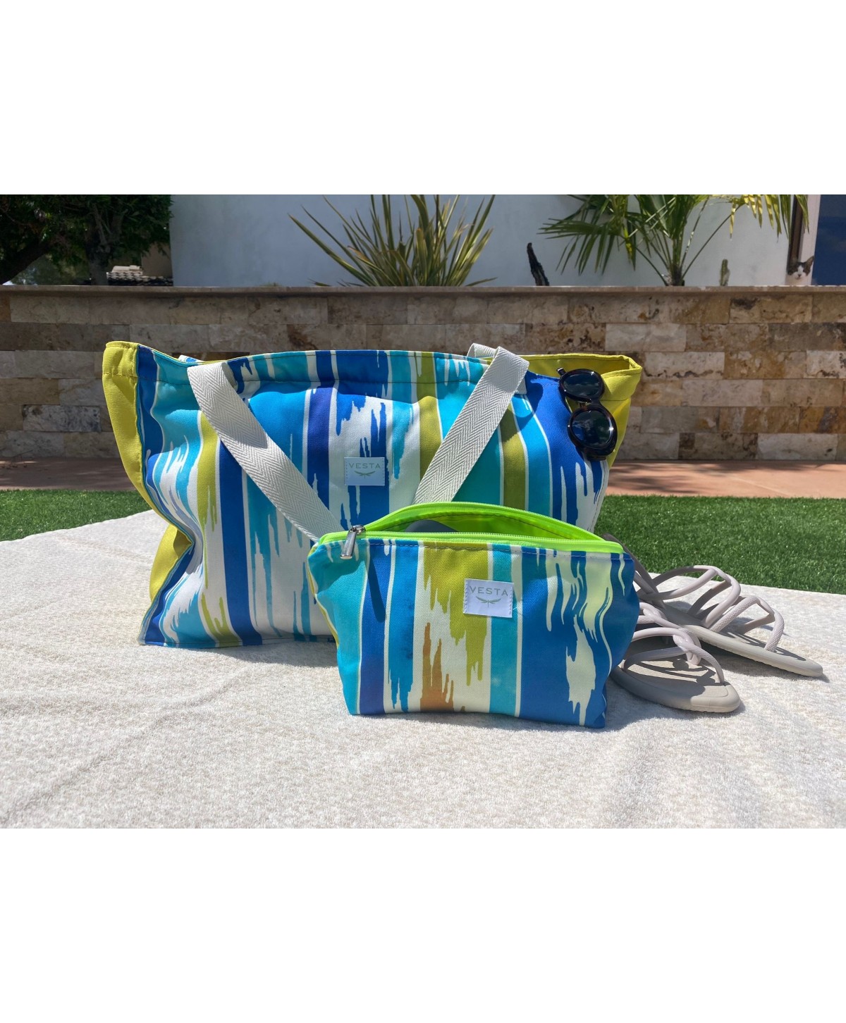 Bolso o Maxi bolsa de tela repelente al agua y gran capacidad. Neceser impermeable a juego. Color estampado. Cremallera fluor Bolso o Maxi bolsa de tela repelente al agua y gran capacidad. Neceser impermeable a juego. Color estampado. Cremallera fluor