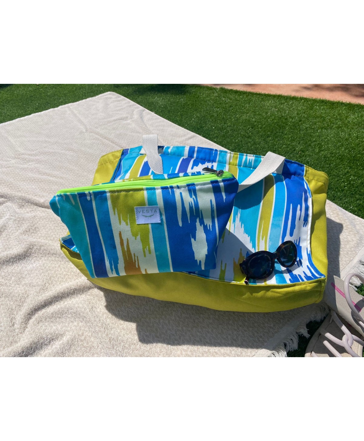 Bolso o Maxi bolsa de tela repelente al agua y gran capacidad. Neceser impermeable a juego. Color estampado. Cremallera fluor Bolso o Maxi bolsa de tela repelente al agua y gran capacidad. Neceser impermeable a juego. Color estampado. Cremallera fluor