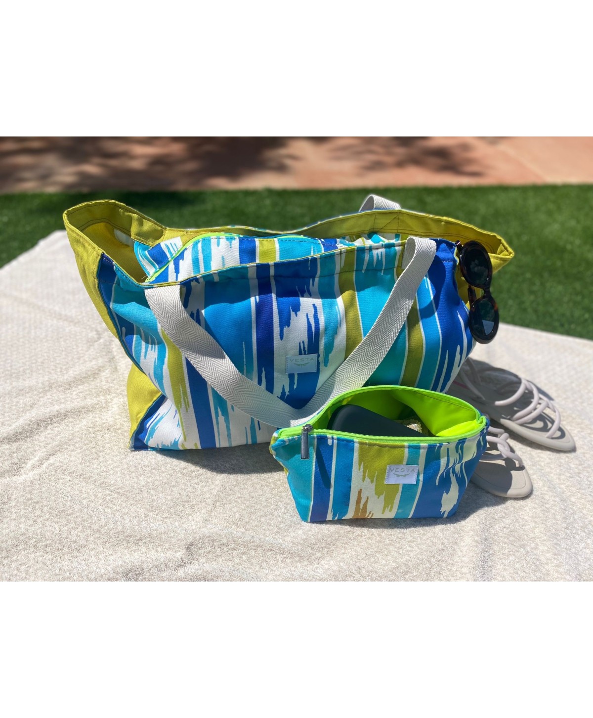 Bolso o Maxi bolsa de tela repelente al agua y gran capacidad. Neceser impermeable a juego. Color estampado. Cremallera fluor Bolso o Maxi bolsa de tela repelente al agua y gran capacidad. Neceser impermeable a juego. Color estampado. Cremallera fluor